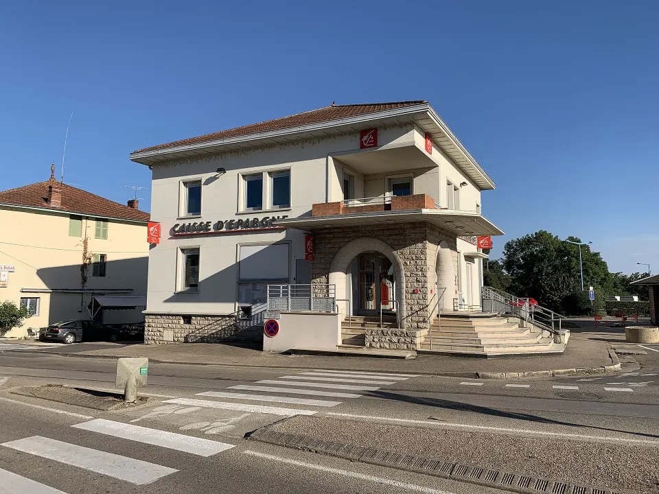 Façade d'une agence de la Caisse d'Épargne à Montrevel-en-Bresse, dans l'Ain, sous un ciel bleu