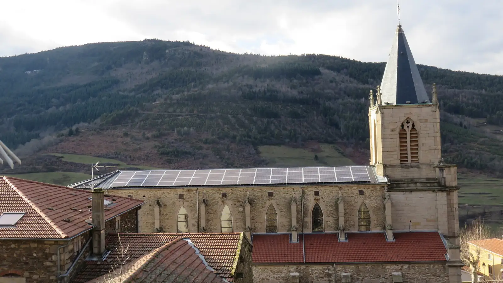 Le village de La Valla-en-Gier, dans la Loire, dont le toit de l'église est couvert de panneaux solaires