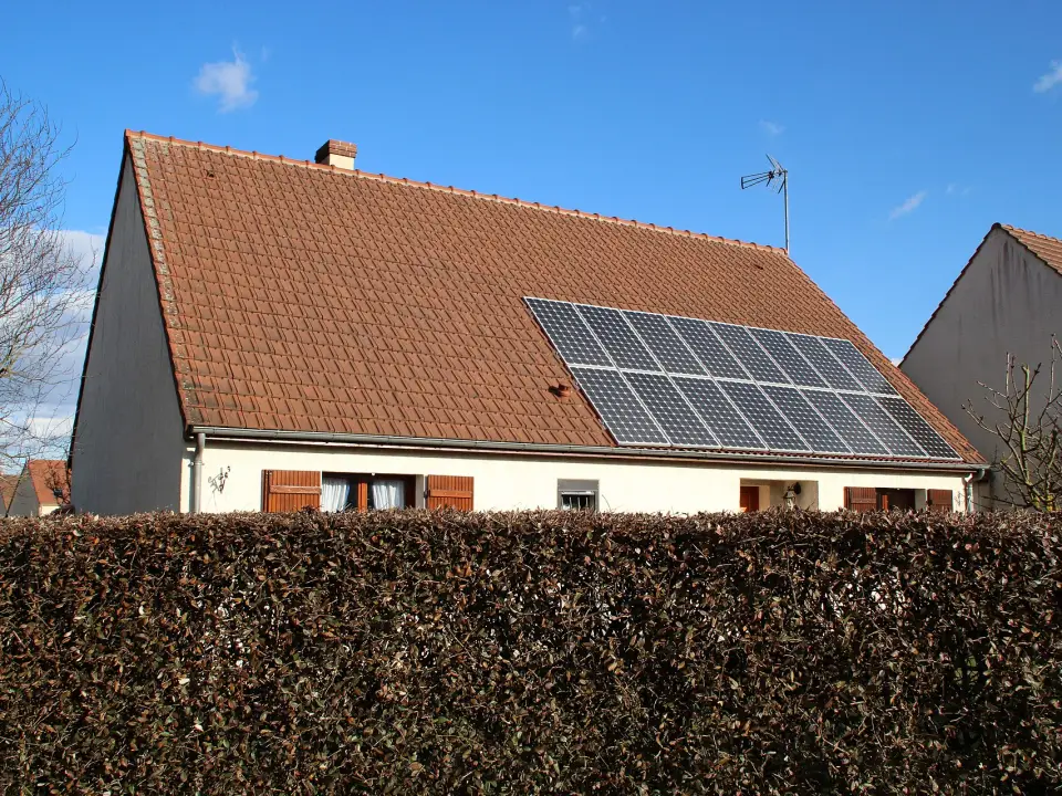 Maison individuelle à Ablis, dans les Yvelines, avec des panneaux solaires sur le toit